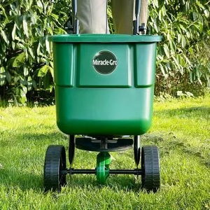 Miracle-Gro® Rotary Spreader - image 4