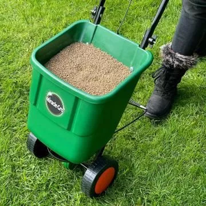 Miracle-Gro® Rotary Spreader - image 3