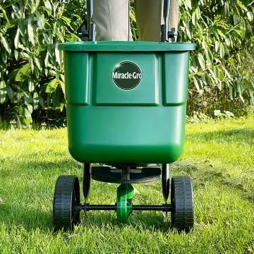 Miracle-Gro® Rotary Spreader - image 4